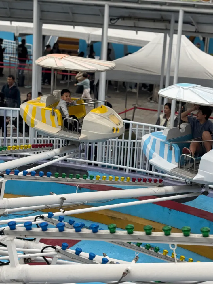 他自己一個人坐，還離我的飛機這麼遠都不會怕