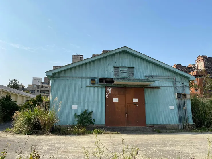 綠色倉庫為材料室（2025年。筆者拍攝）