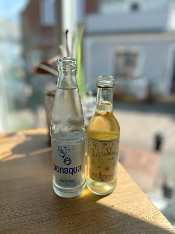 左邊氣泡水，右邊花飲