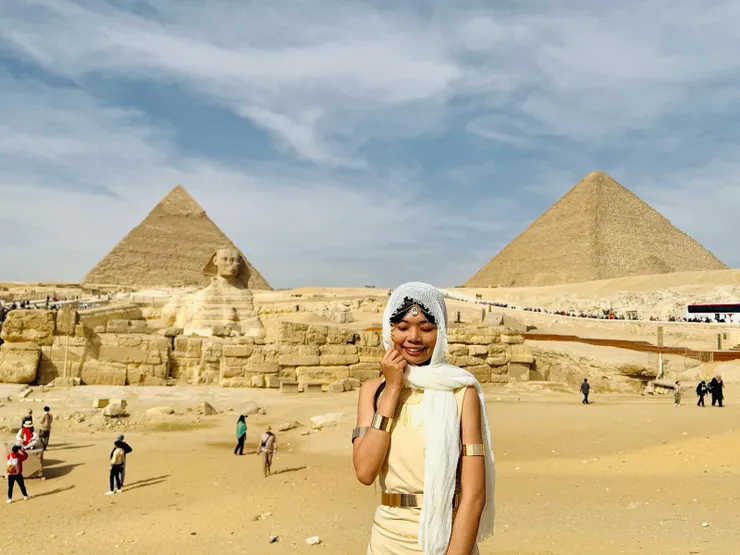 先放一張我與金字塔＆人面獅身ㄉ合照&nbsp;:)