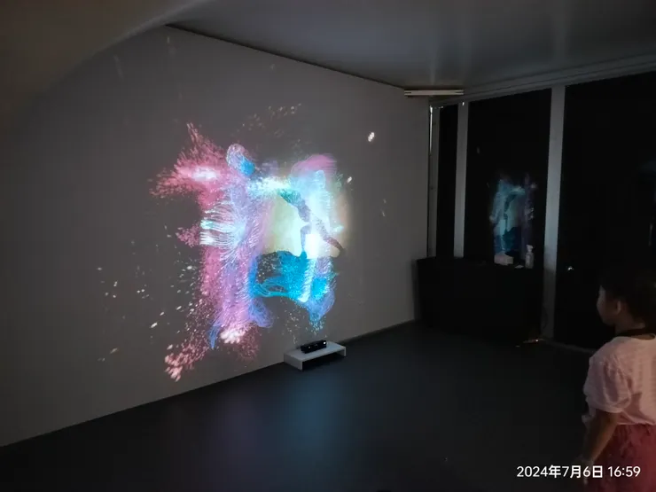 左邊貨櫃的瑜珈能量，動作愈大則火花會愈大