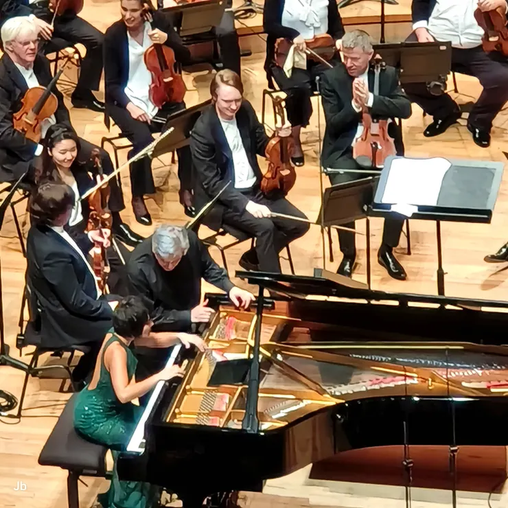 【美麗金綠晚禮服王羽佳誇張鞠躬 彈出蕭邦如詩夢境中初戀的遐想！王羽佳準備彈安可曲，和指揮溝通。】