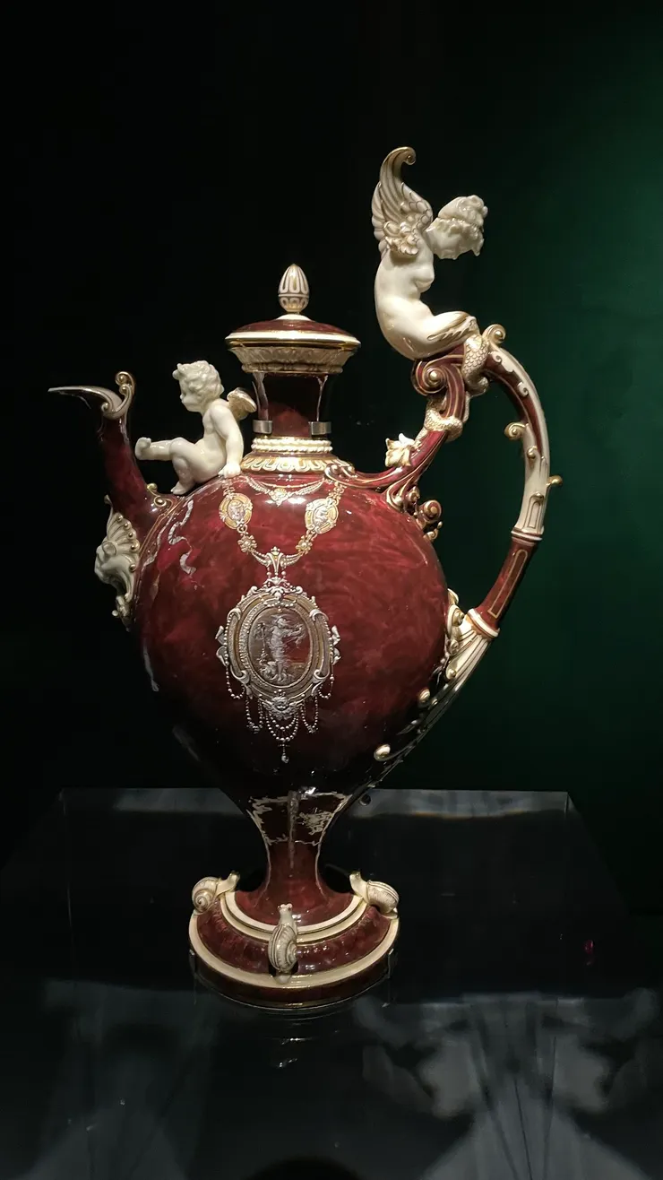 布洛瓦帶蓋長頸壺，來自巴黎裝飾藝術博物館。我會特別留意到它，是因為上面的小天使和下方的小蝸牛雕飾超可愛，聽導覽才知道雕飾是羅丹做的。