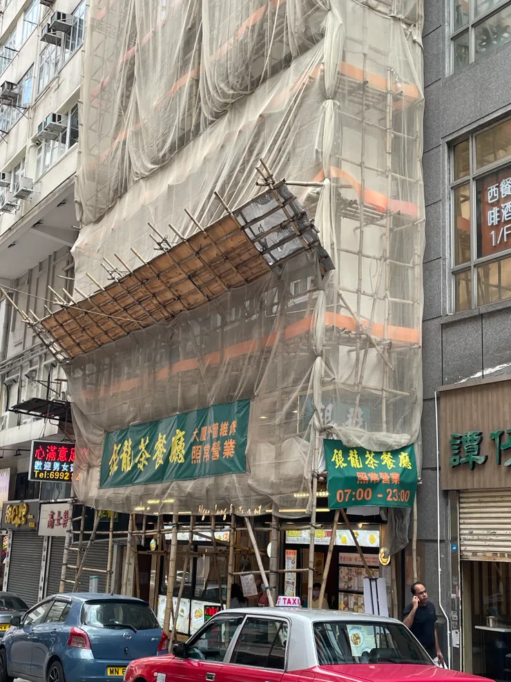 香港的建築大部分仍用竹子當鷹架，目前台灣建地已經很少看到建築鷹架用竹子了。
