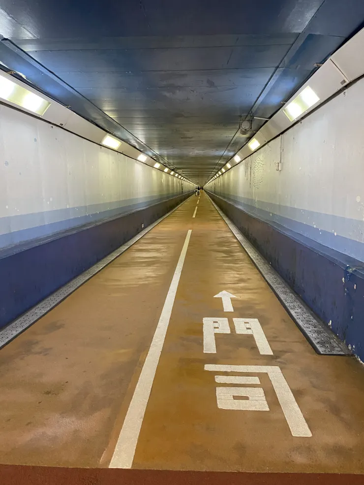 海底隧道，印象中步行約15分鐘可以走完