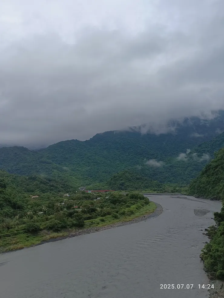 進入茂林大橋下的景觀，自拍攝