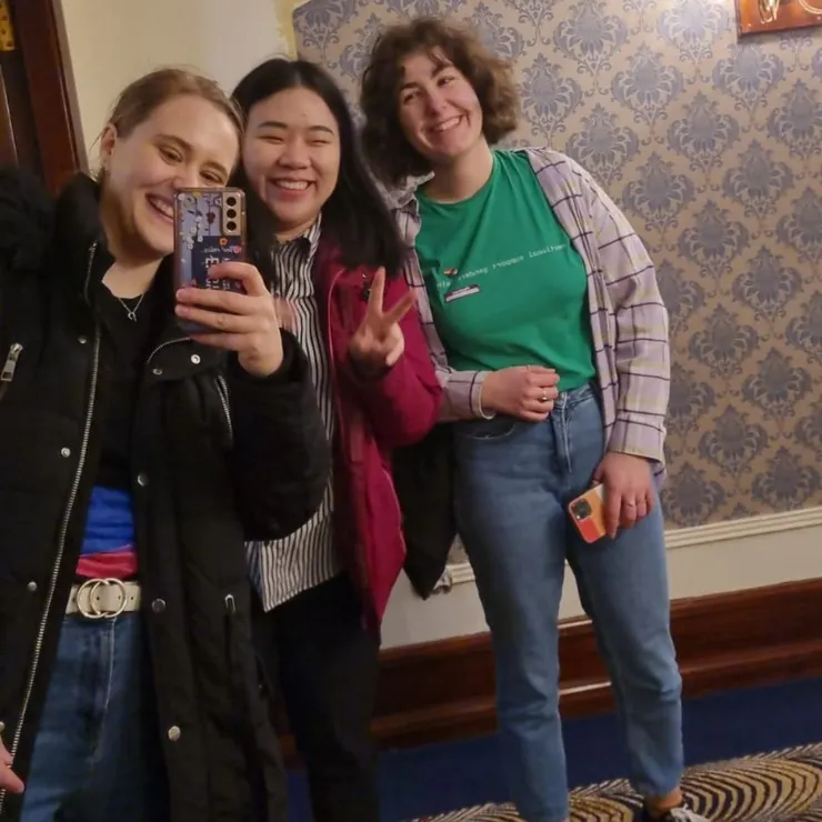 在有趣的晚餐會場自拍。