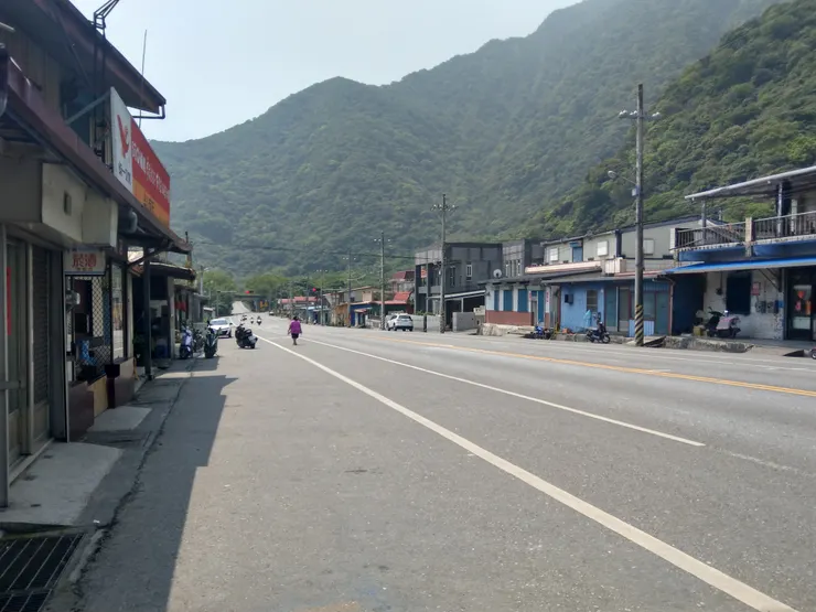 和中部落有寬廣的馬路，蘇花改未通車前，也許曾有過榮景。