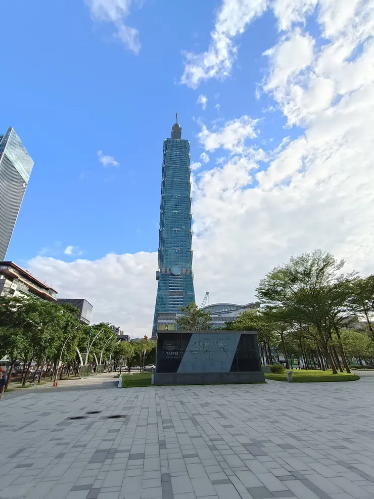 秋天裡的101大樓(作者拍攝)