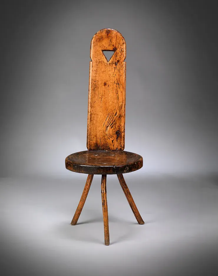 帶有椅背的三腳凳。來源：Robert Young Antiques