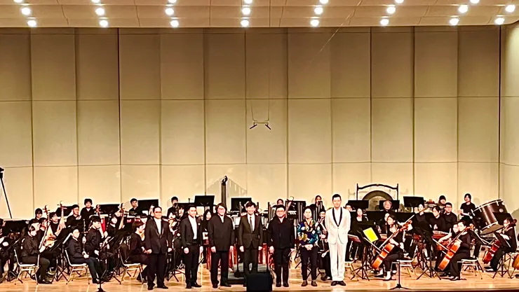 圖五、副市長葉澤山（中）與演出學員、音樂家共賀創團音樂會圓滿成功