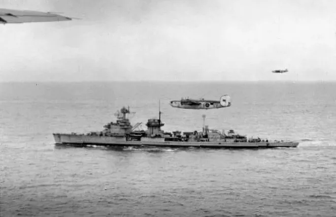 1945年5月德國投降後，由英國皇家空軍海岸司令部所屬的B-24轟炸機護衛的紐倫堡號。