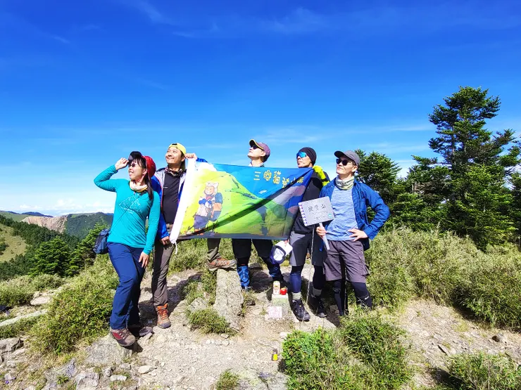 ▲8:40全員登頂頭鷹山(H:3510公尺，三等三角點6612號）