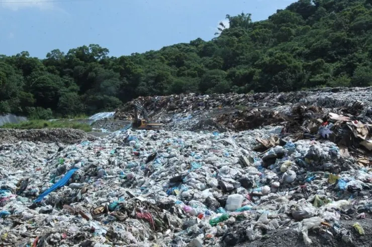 ▲台中市大里掩埋場堆積大量未處理的垃圾，裸露的垃圾堆積在整座山谷，現場僅兩部挖土機整理或覆土，一片狼藉。（菱傳媒 記者王乙徹提供）