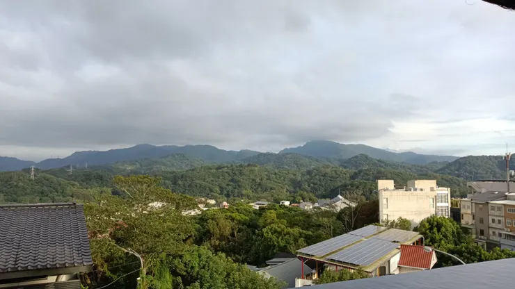 從美術館這邊遠眺的山景,可以遠眺或從不同角度看到苗栗的火炎山地形,這邊參觀是完全免費的,但須提前預約,無論是藝術愛好者或者愛好建築的旅人,都很值得來訪這座山城裏的祕境美術館