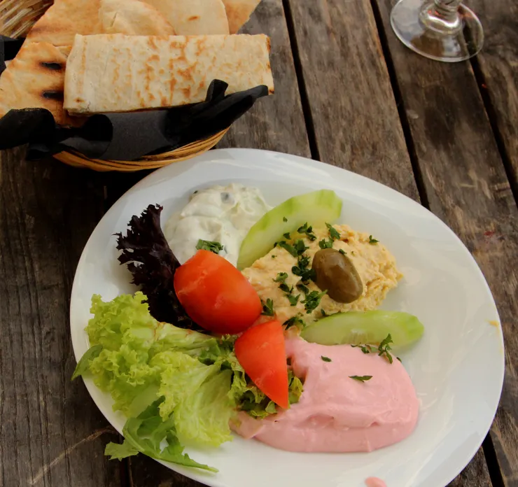 套餐裡附的前菜,三種優格附pita餅