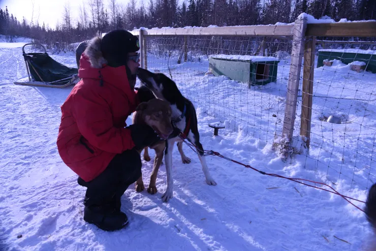 回來後再抱抱辛苦的狗狗，又是一陣親舔