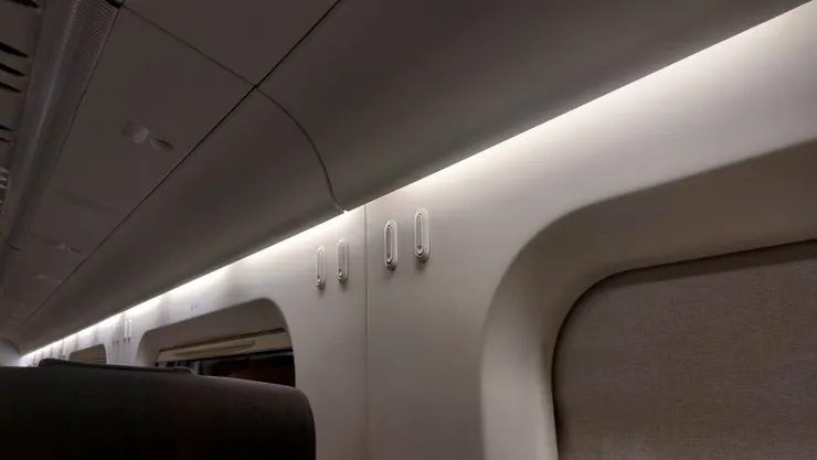 座位旁邊的掛鉤，可以掛外套。