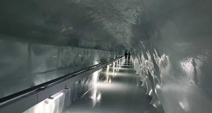 非常濕滑的冰雕路...很凍