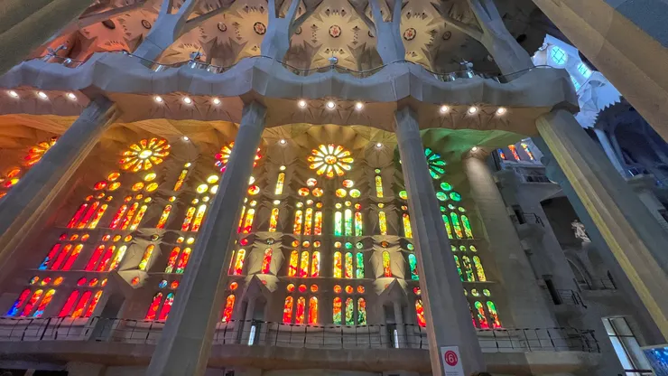 彩繪玻璃和曲線玲瓏的柱子