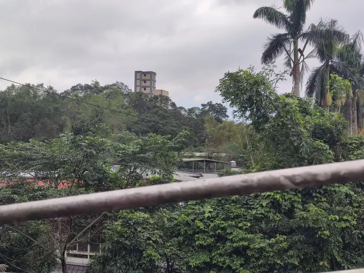 搭輕軌到中國玫瑰城後，出站後往左側安一路三段的位置前行，水塔旁的綠色屋頂就是塵封已久的安康接待室