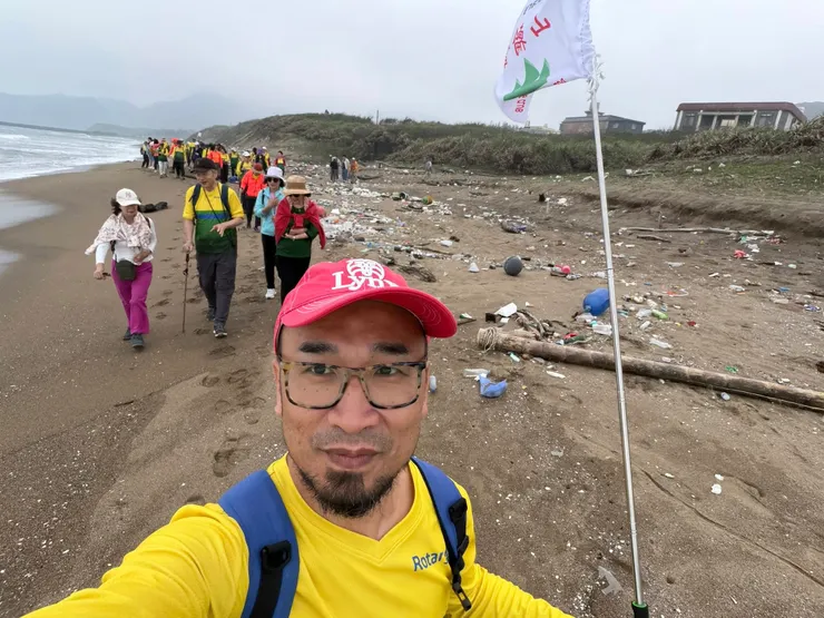 郭錦駩帶隊走萬里海灘