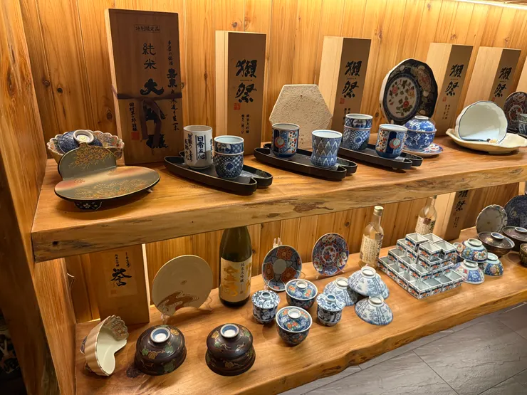 餐廳內的展示櫃擺放不少日本器皿，不確定是否有販售