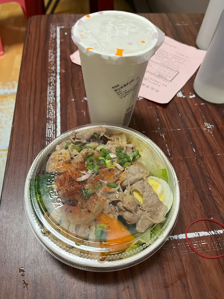 嫩仙草凍奶+蛋白盒子的壽喜牛五花。