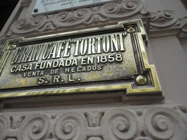 阿根廷 預計要離開的當天早上 我以為 我會爬不起來~ 但是! 被一間 古老咖啡店的誘因 給叫醒 ~過了春天節 馬上又回到 不熱情的氣溫 一早我喝了一杯 如糖水的愛爾蘭咖啡 同伴又給我吃了一個像蛋餅卻充滿要流出來熱起司的早餐 ~ 讓我 會很想念這個 又慢又讓我神經兮兮 的美麗城市 ~希望再見 :這一路上 教我很多的朋友們 :謝謝了 