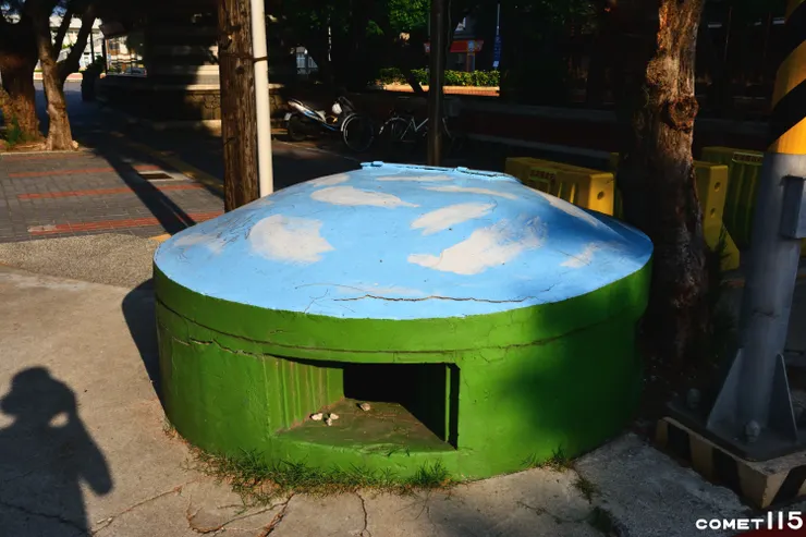 縣政府前的碉堡，反映戰後澎湖仍籠罩著軍事動員的要塞氛圍