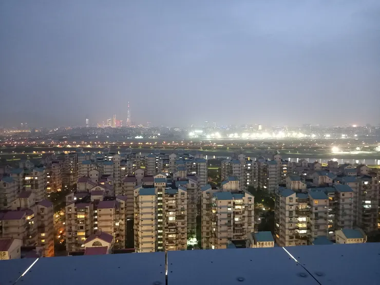 晚上在台北萬豪酒店高空酒吧遠眺松山機場!