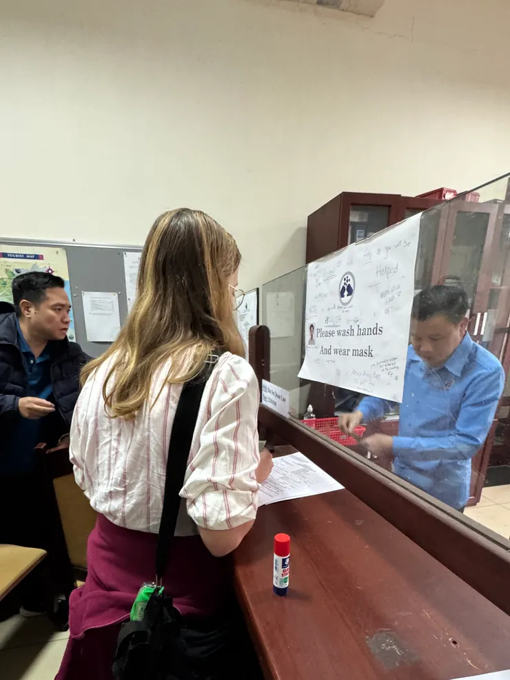 紅色籃子裡原本放好滿滿的護照們