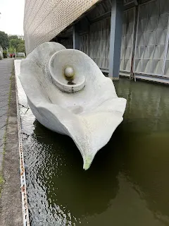 這有兩種角度可以來思考，第一種角度是，會制裁玩家代表不希望玩家去做？還是只是提高玩家做壞事的門檻？歡迎玩家來挑戰？第二個角度是，因為現實世界無法這樣做，所以在遊戲世界可以讓玩家嘗試暗殺及偷竊這樣不合法的事，順便可以提高相對應的技能，因為只是展現出那個可能性而已啊！