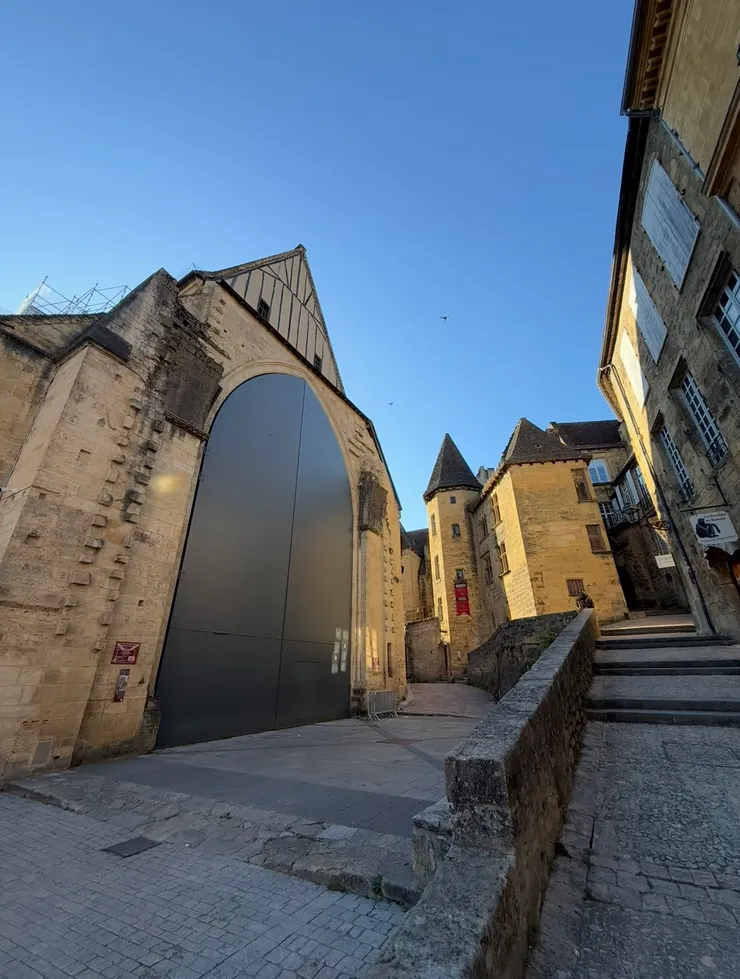 一直到離開前，都等不到開門的室內大巿場