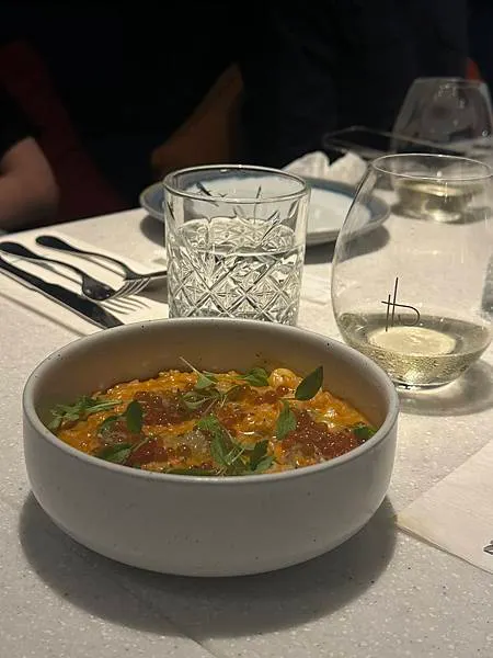 台北松山區時尚餐酒館｜藍色大門後的時髦 Bottless 非