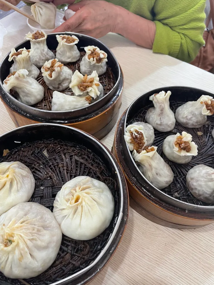 左下大顆的就是蟹黃湯包