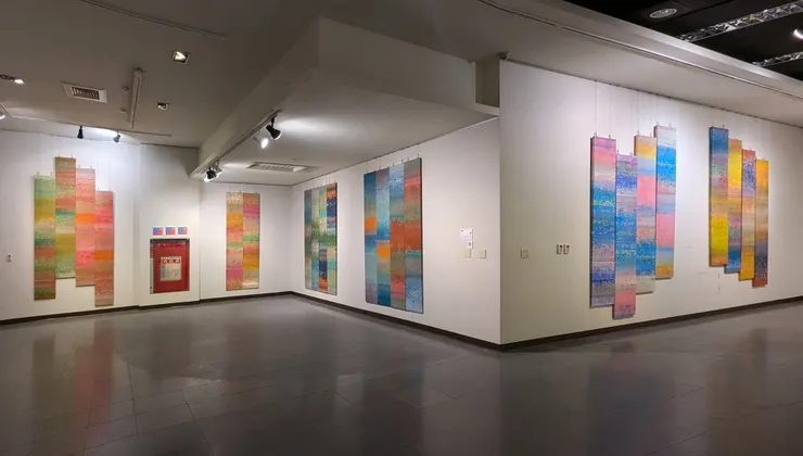 積吶虹光，〈青天白日滿地「虹」森林〉，壓克力顏料、紙。