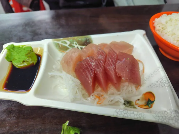 三姐妹熱炒的生魚片。