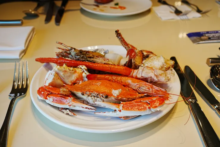 帝王蟹、松葉蟹、三點蟹，小龍蝦、干貝
