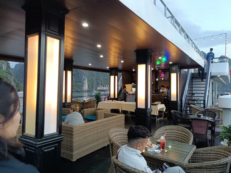 水行俠豪華郵輪 Aqua Elegance Cruise三樓露天Bar