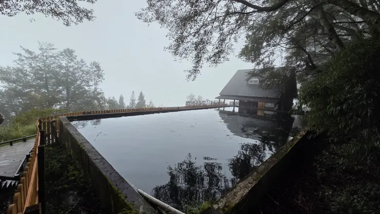 雪山登山口 白濛濛的水池