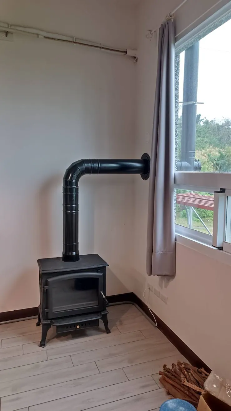 外行人自己安裝這直角轉彎的煙囪，費了一番功夫