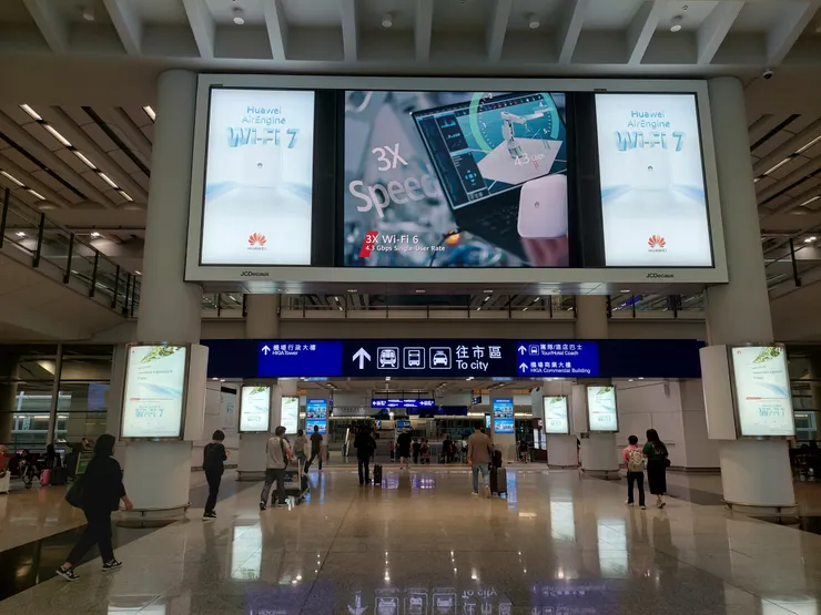 出關後大廳，看到這個看板再往前走，就會到達可以領取八達通的櫃檯