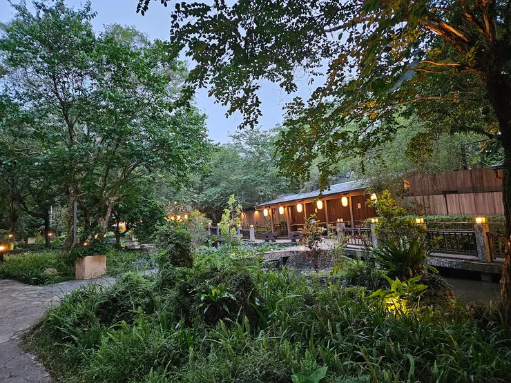 公園裡的溫泉池,不過只有裸湯大眾池