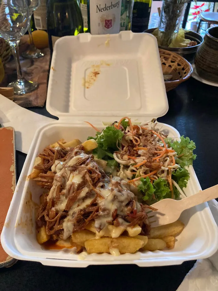 晚餐直奔food truck 老闆去吃老闆娘本日特餐 Pullpork with cheese sause, chips and salad!