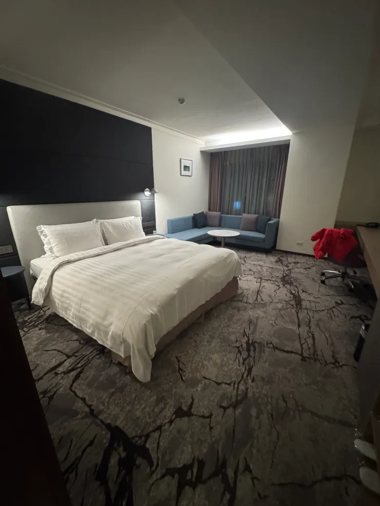 房間很大！第一次看到沙發區L型的這麼大！