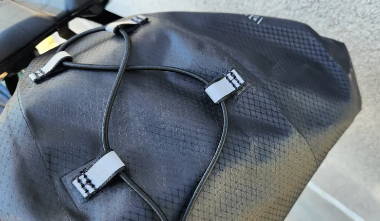 基本功能相同且具有完全防水的功能，主要的訴求是兼具輕量化與實用性。