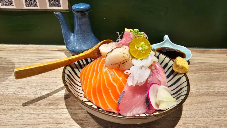 這家咱想辦法談談看，作為第二波活動的特賞，搭配其他「角蛙肥胖食堂」，老闆只肯點頭十名，呃，那才花五千多～高雄人臉面何在？其他方案搭配囉。怕有人吃素。