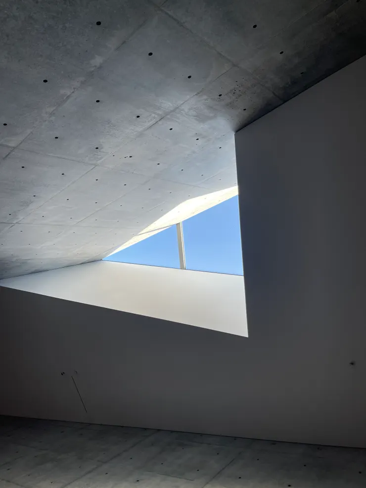 抬頭看見建築、天空與光線