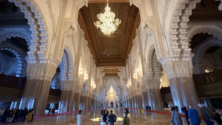 為了方便清潔人員維護， 所有水晶燈都設有升降系統。